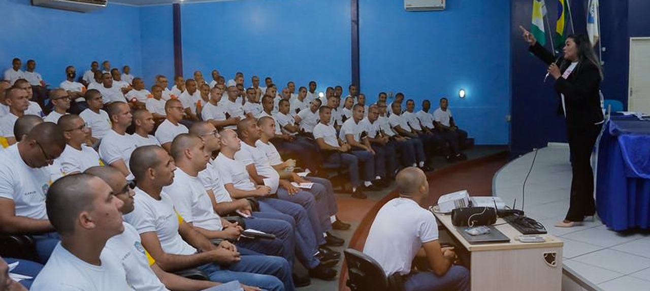 VIOLÊNCIA DOMÉSTICA E FAMILIAR <br/> CHAME ministra palestra para alunos do curso de formação da Polícia Militar